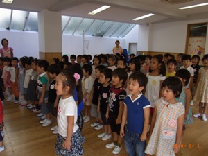２２始業式 年中歌う.jpg