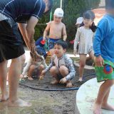 第84回幼稚園だより「夏季預かり保育　プール、どろんこ遊び」