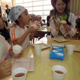 第120回幼稚園だより「年長 作ったおにぎりを美味しくいただく」