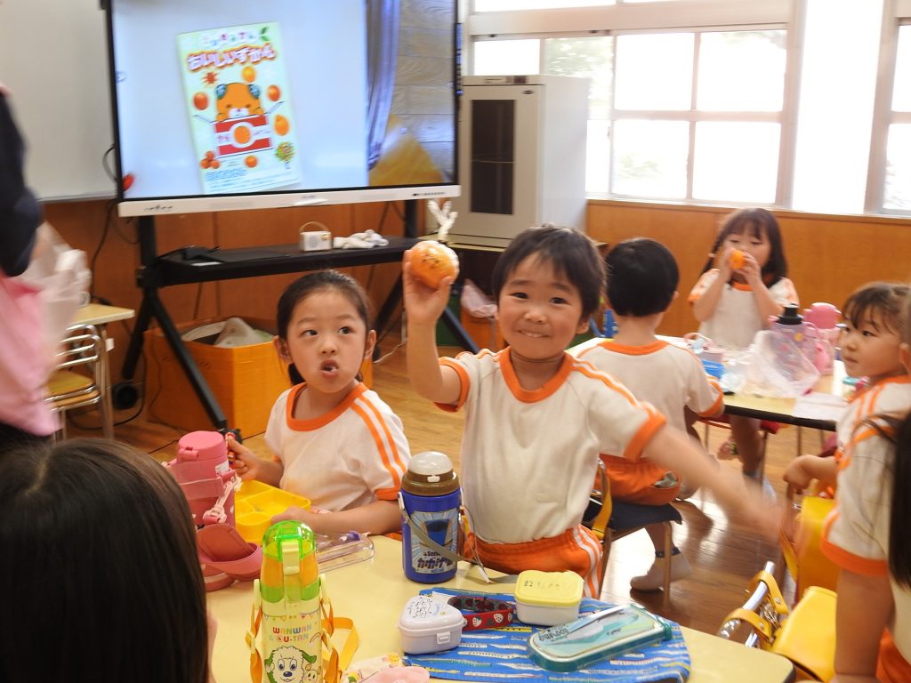 貞静幼稚園 ： 第154回幼稚園だより「年少 みかんの皮むき」