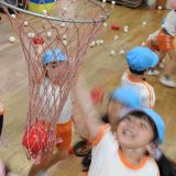 第17回幼稚園だより「年中 玉入れ練習」