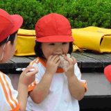 第29回幼稚園だより「年少 屋上でランチ」